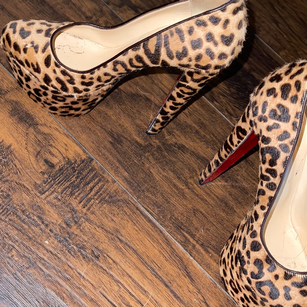 Women’s Red bottom heel runs small fits like a size 9